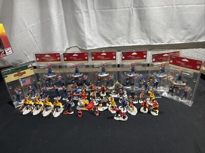 LOT OF VILLAGE COLLECTIBLES MIX INCLUDENS LEMAX AND O'WELL