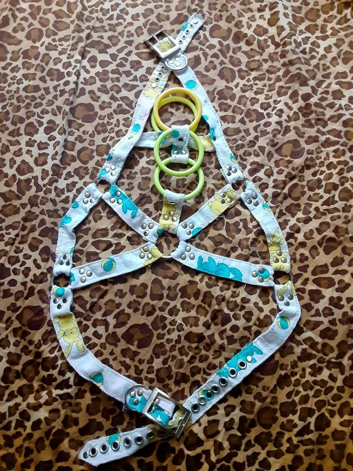 ARNÊS PEITORAL COM ESTAMPA DE COELHO FEITO À MÃO ORIGINAL NOVO SEM ETIQUETAS - Imagem 2 de 2