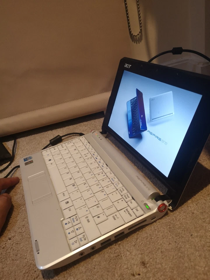 Acer Aspire One mini laptop - great size small laptop - Image 4 of 4