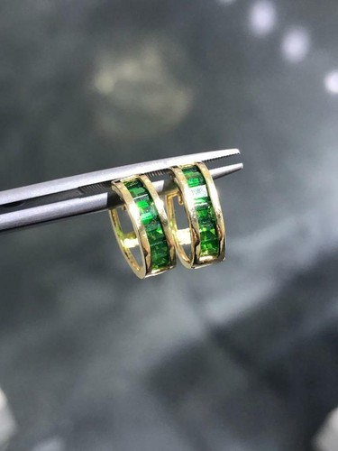14k Oro Amarillo Imitación Esmeralda Verde Corte Baguette Huggie Diseño Aro - Imagen 2 de 9