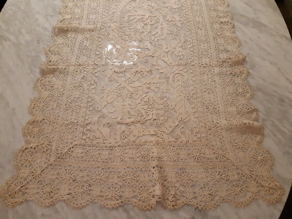 Ancien linge de maison centre ou chemin de table en dentelle broderies crochet - Photo 3/4