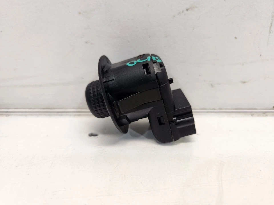 2014-19 Ford Fiesta Drivers Left Power Mirror Switch - Image 2 of 4