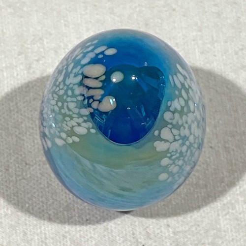 "Pisapapeles soplado Ges Glass Eye Studio Art Egg 2-1/2"" azul y blanco 1991 firmado" - Imagen 5 de 7
