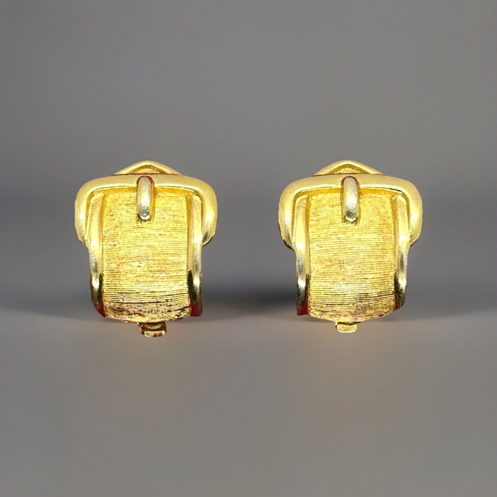 Boucles d'oreilles Dior vintage rétro or mat boucle ceinture oversize grosse déclaration