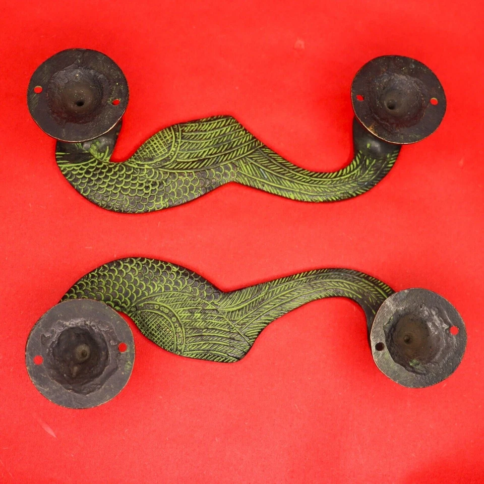 Tirador de puerta de latón macizo artesanal con acabado vintage antiguo con forma de pavo real Foto 4 de 4