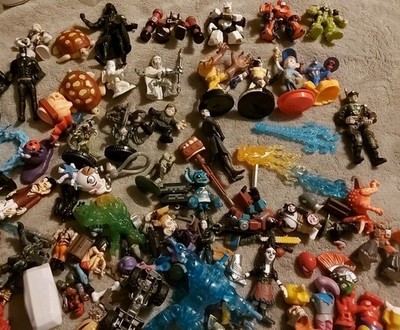Spielzeugkiste Konvolut kleine Spielfiguren und lose Teile unvollständig usw