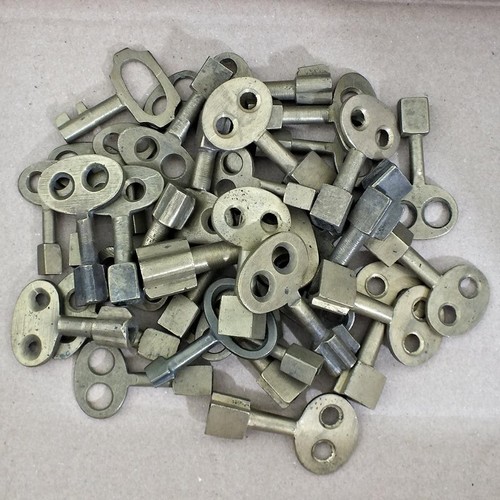 Group of 34 UNUSUAL Brass Keys - Job Lot 750g weight - VINTAGE KEYS - ref.k925