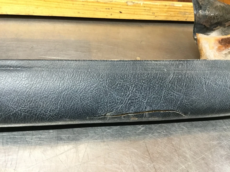 Triumph TR6 70-76 • Almohadilla de choque inferior original del tablero, lado del pasajero. Usado. KT1633 Foto 3 de 4