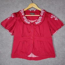PLAINS AND PRINTS Top Womens 8 (S) Red Embroidered Floral Scallop Trim Button Up