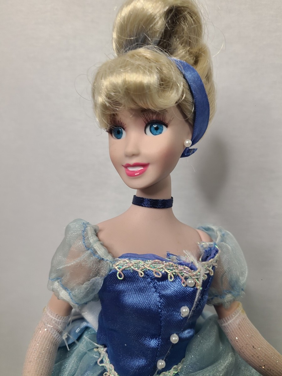 【希少】 ディズニー・プリンセス・シンデレラ・コレクタブル・ポーセリン ビレッジ Disney Princess Cinderella Crystal Dream Porcelain Doll Collection