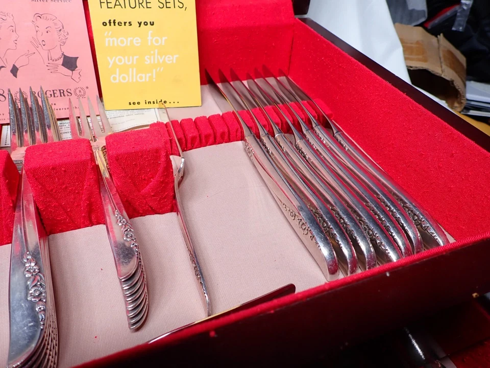 Juego de cubiertos vintage de 71 piezas Rogers de 1881 con placa de plata tiempo lila en caja Foto 3 de 4