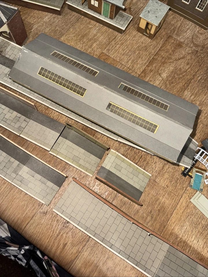 Lot Of OO Building Kits Railroad Platforms Homes Vintage Hornby  Paper Card - Image 3 of 4
