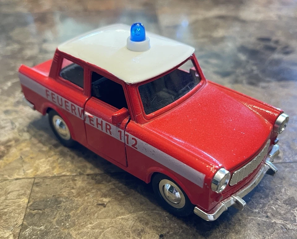 Modelo de coche del Departamento de Bomberos Trabant “Trebby”.  Alemania Oriental.  5”x2.5”x2”. Excel Con Foto 3 de 4