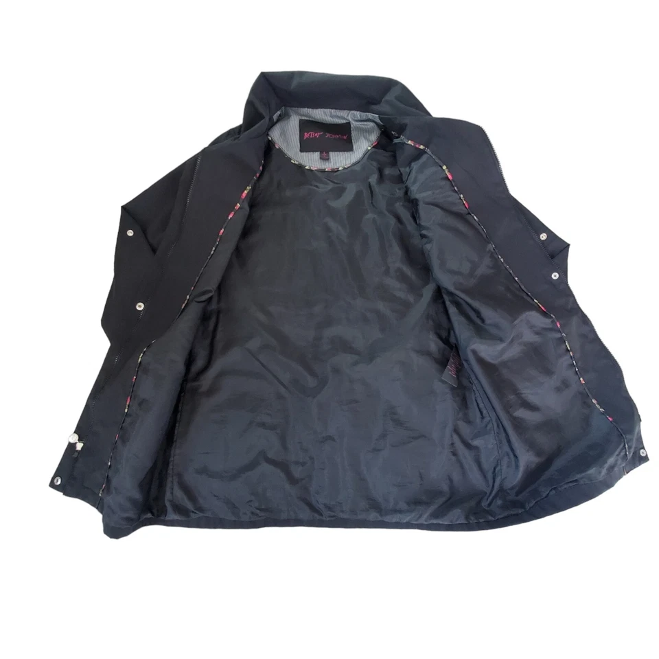 Chaqueta cortavientos ligera negra Betsey Johnson Performance pequeña Foto 2 de 4
