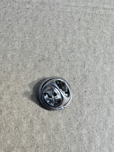 Pin de solapa con logotipo Kenworth - Ideal para sombreros, camisas, mochilas o un regalo. - Imagen 2 de 2