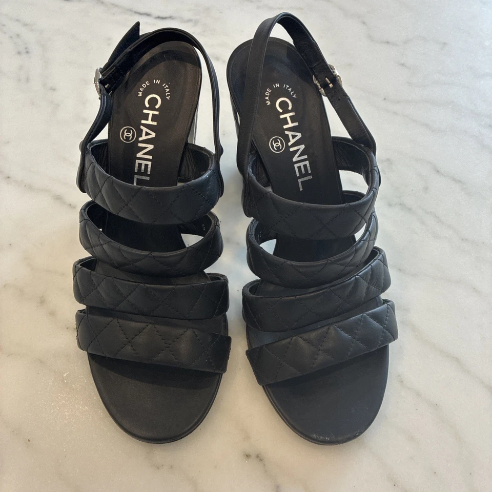 Chanel Sandalias Acolchadas Piel de Cordero Tacón Bloque Negras CC Herrajes Talla 38 Auténticas Foto 2 de 4
