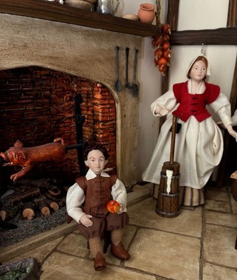 12th Scale Artisan Tudor Boy saß auf einem Hocker von Rycote Miniatures.