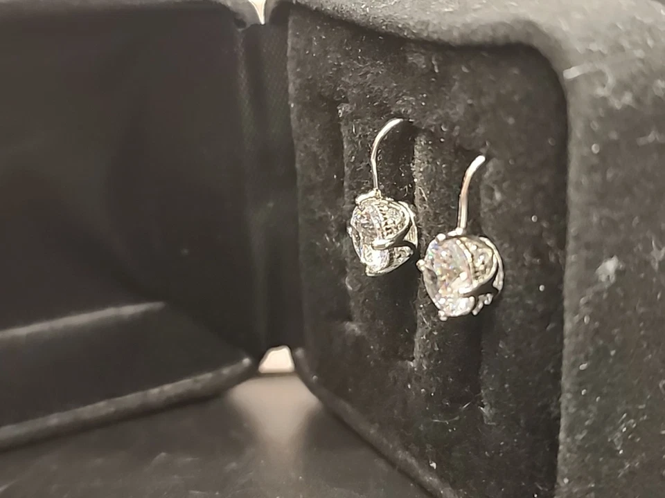 Pendientes Vanna K de plata de ley enchapados en platino con circonitas cúbicas 4,52 ctw Foto 2 de 4