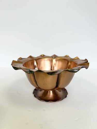 Vtg Gregorian Copper Hand Hammered PEDESTAL BOWL Mission/ Art Deco Floral USA - Picture 2 of 12
