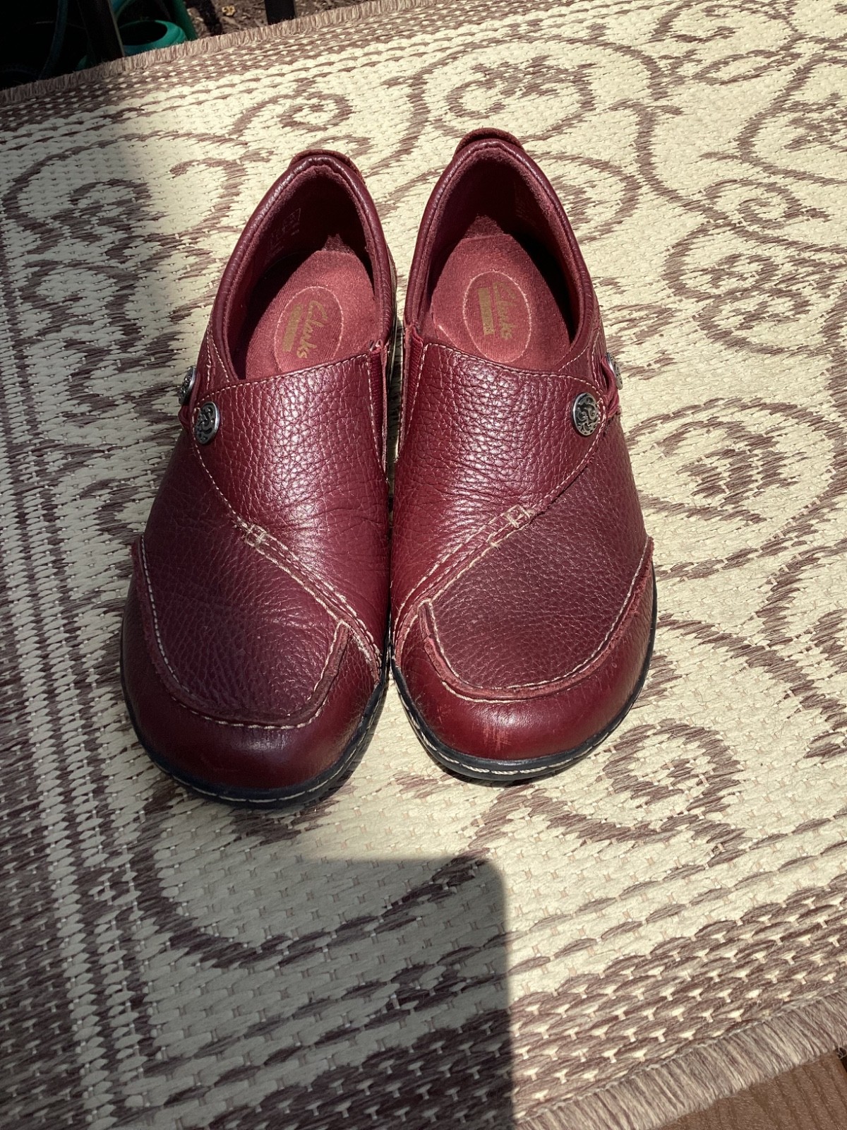 Clarks womens shoes 8 1/2 Narrow burgundy  color, good  condition nice,Preowned