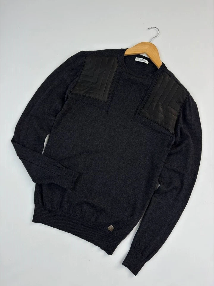 Versace Lightweight Sweater – Size M – Grey, Leather Accents & Metal Logo Men - Image 4 of 4