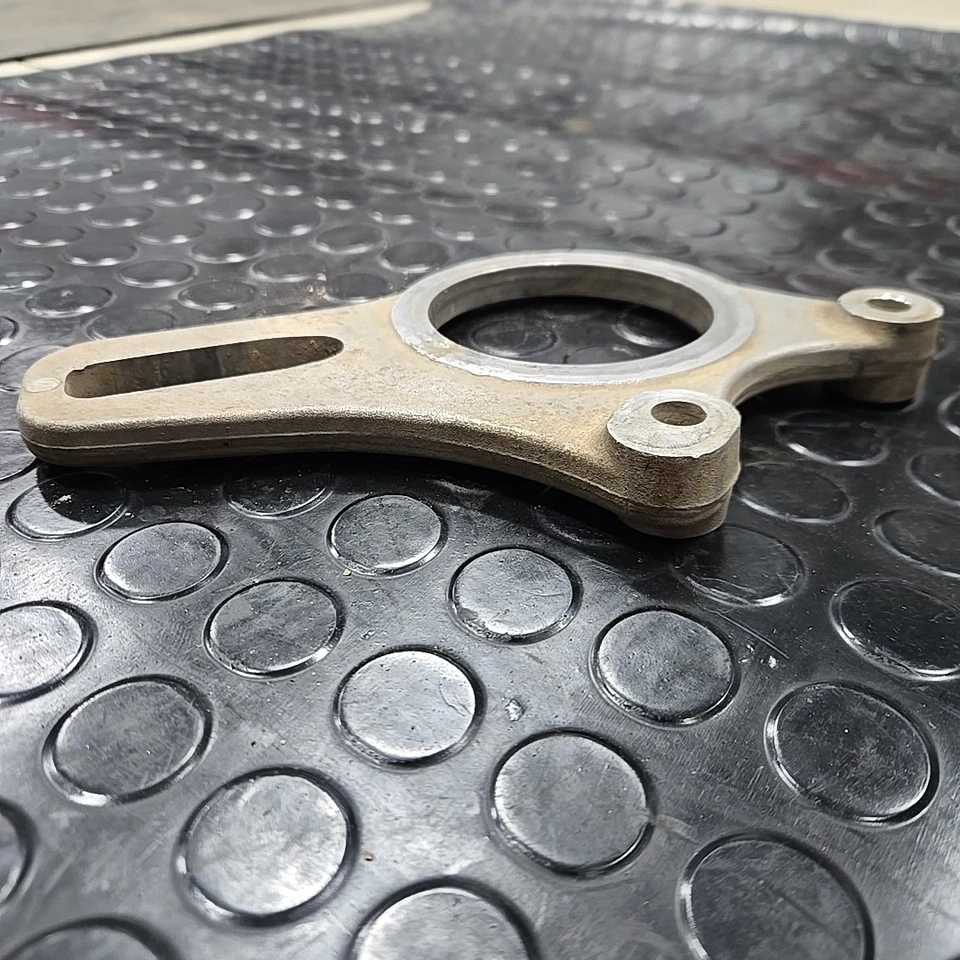 Soporte de montaje de pinza de placa de freno trasero Yamaha YFZ450R YFZ 450 R X OEM 06-24 Foto 4 de 4