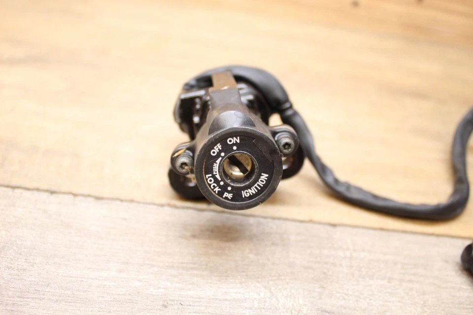 Suzuki GSXR750 2014 juego de llaves de encendido con bloqueo de asiento a juego Foto 2 de 4