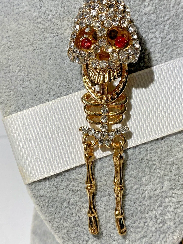 PINGENTE DE OURO MÓVEL CORPO CAVEIRA E OSSO CRISTAL BETSEY JOHNSON GÓTICO HALLOWEEN - Imagem 2 de 4