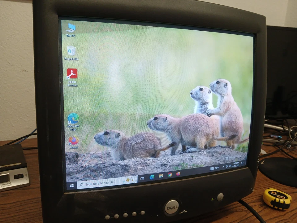 Dell M991 19" CRT Monitor Screen VGA 15-pin D-sub w/ Stand Tested!✅ - Image 2 of 4