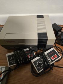 Nintendo Entertainment System NES Console - With 4 Games And Controllers!