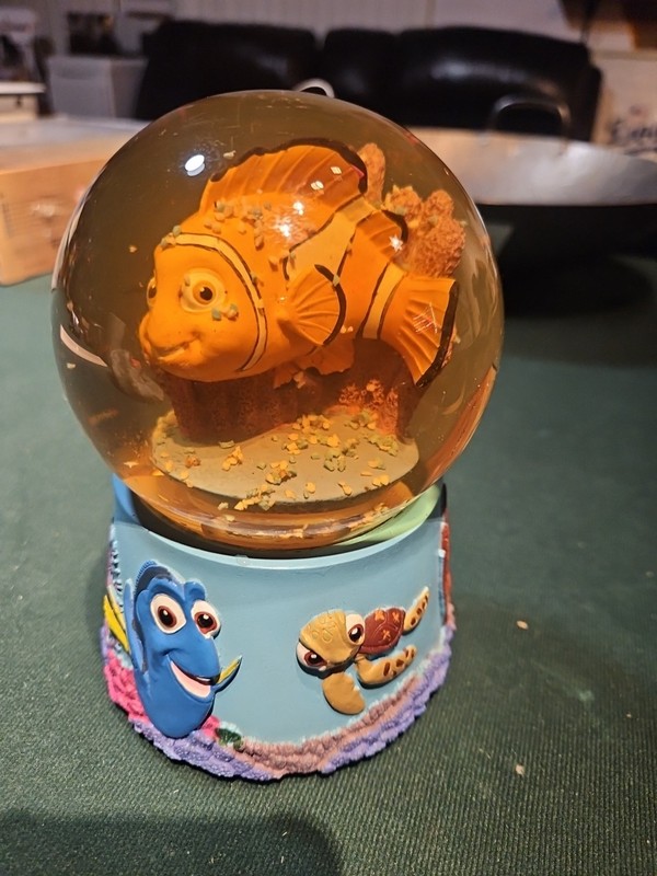 Vintage Disney Finding Nemo SnoMotion Musical Waterglobe