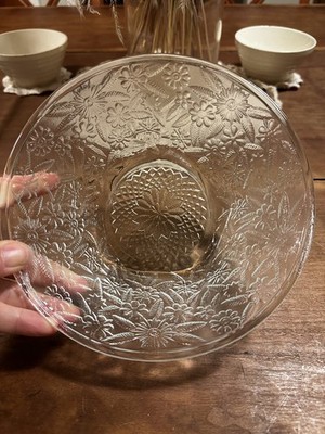 Vintage Indiana Glass Pineapple Floral Clear Pattern Salad Bowl 7.5'' Wide. EUC