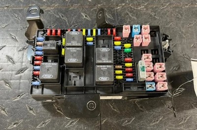  05-07 FORD F250 F350 SUPERDUTY FUSE BOX RELAY INTEGRATED POWER MODULE ASSEMBLY