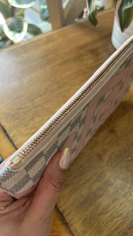 Bolso Louis Vuitton Pochette Muñequera y Polvo Azul Rosa Tahití  Foto 4 de 4