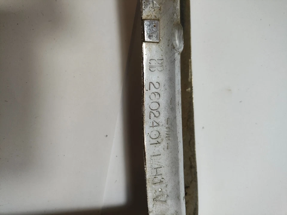 Chrysler Newport 1966 parachoques trasero izquierdo lado del conductor borde moldura 2602401 nuevo en stock Foto 3 de 4