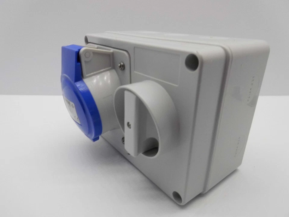 GEWISS GW66015 32 AMP 240 VOLT 3 PIN BLUE IP44 INTERLOCKED SWITCHED SOCKET  - Image 2 of 4