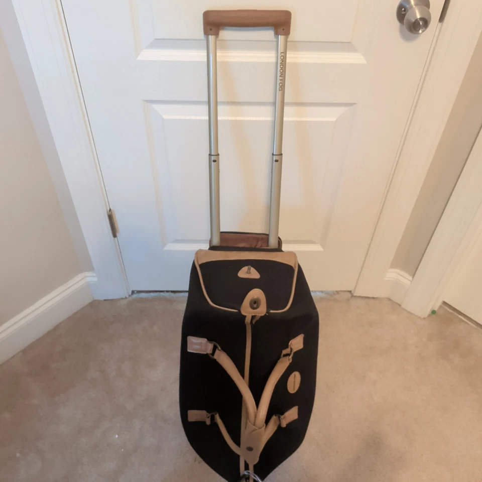 LONDON FOG CARRY ON WHEELED LUGGAGE 20” EXPANDABLE AND COMPACT-ABLE - Image 3 of 4