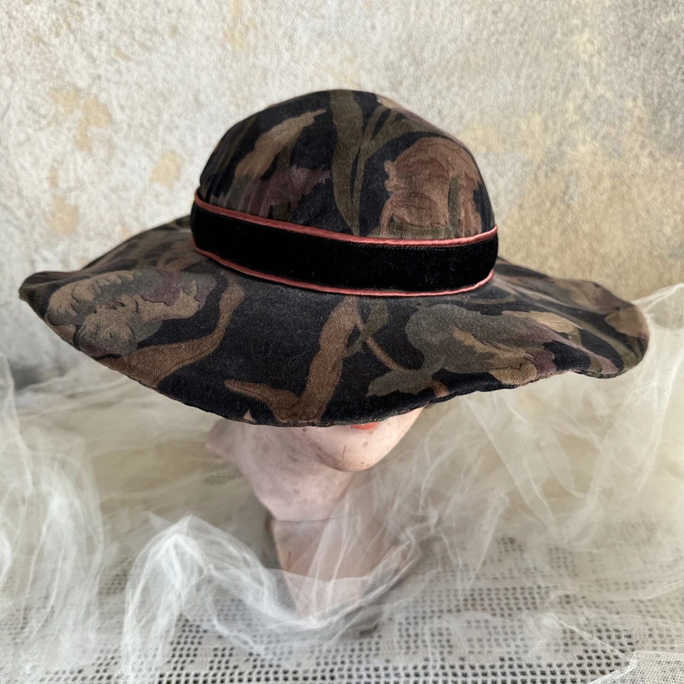 Chapéu de veludo antigo 1920 Art Nouveau estampa floral aba larga peça de cabeça vintage - Imagem 3 de 4