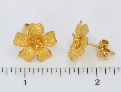 New 24K Solid Yellow Gold Flower Post Earrings 6.1 Grams - Picture 2 of 5