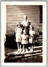 Vtg B&W Snapshot Older Woman & Three Young Girls In Dresses By House July 4 1938