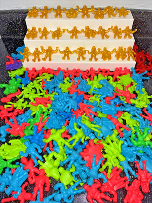 Wendy s DC Superheroes Mini Figures M.U.S.C.L.E. Style Lot of 168 Toys (25 Gold)
