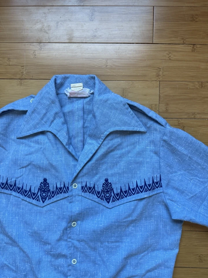 Camisa tapa vintage anos 70 Iolani Hawaii estampa tribal tiki gola pontiaguda tamanho grande - Imagem 2 de 4