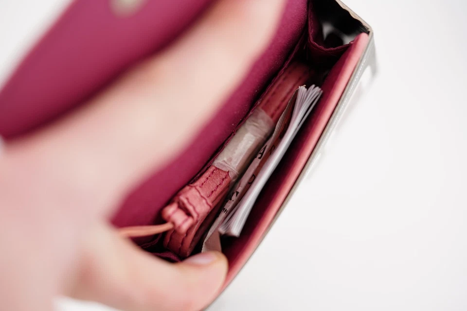 Lowepro Pink Genuine Leather Camera Wallet Case NWT!  - Image 4 of 4