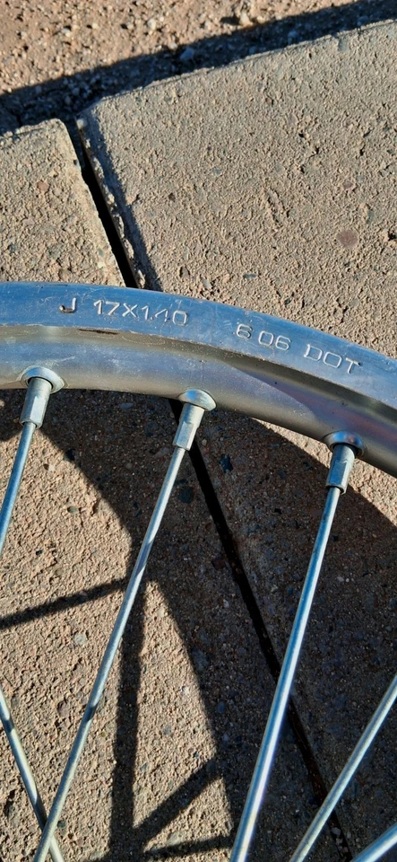 Llanta delantera D.I.D 70-100/17 para Honda Crf150r Foto 2 de 4