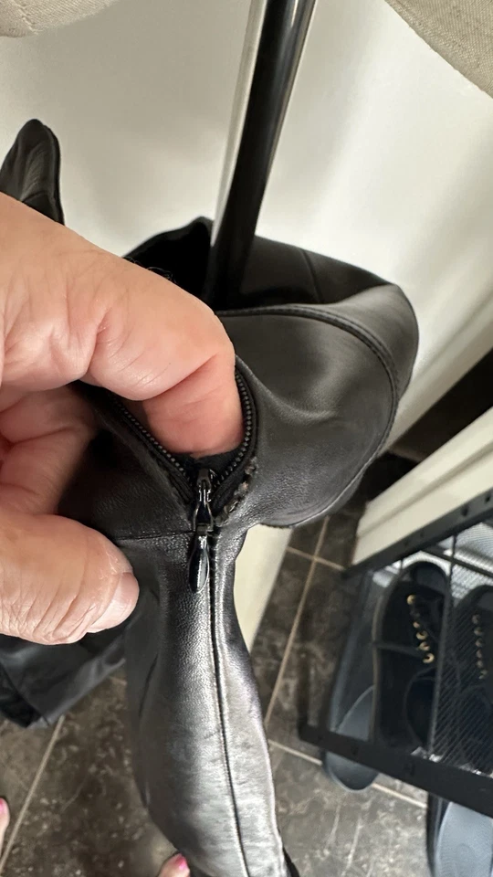 Saia Adrienne Vittadini feita na Itália tamanho 10 100% couro genuíno preto. A-3 - Imagem 4 de 4