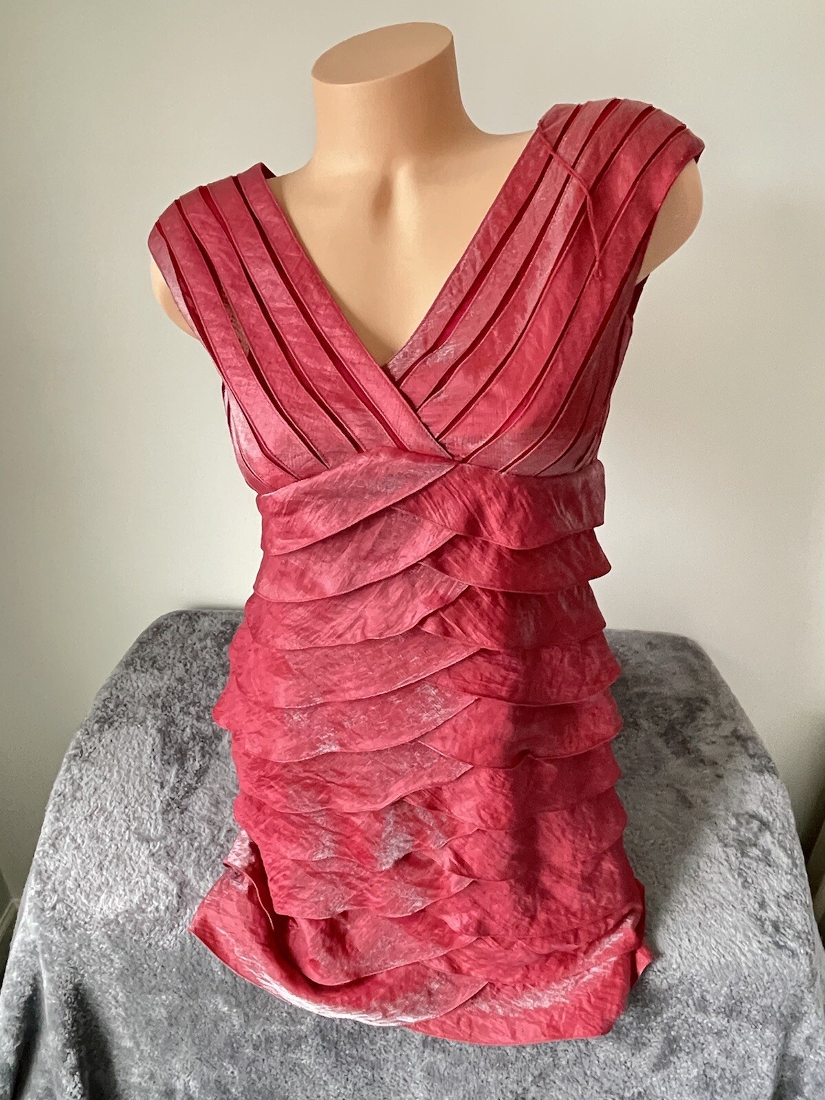 Adrianna Papell Ruffle Dress Solid Red Tiered Cocktail Sz 6P Sheath Knee V Sheen