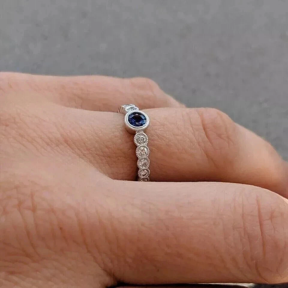 Anel de casamento feminino folheado a ouro branco 14K com safira azul corte redondo 2 quilates criado em laboratório - Imagem 3 de 4