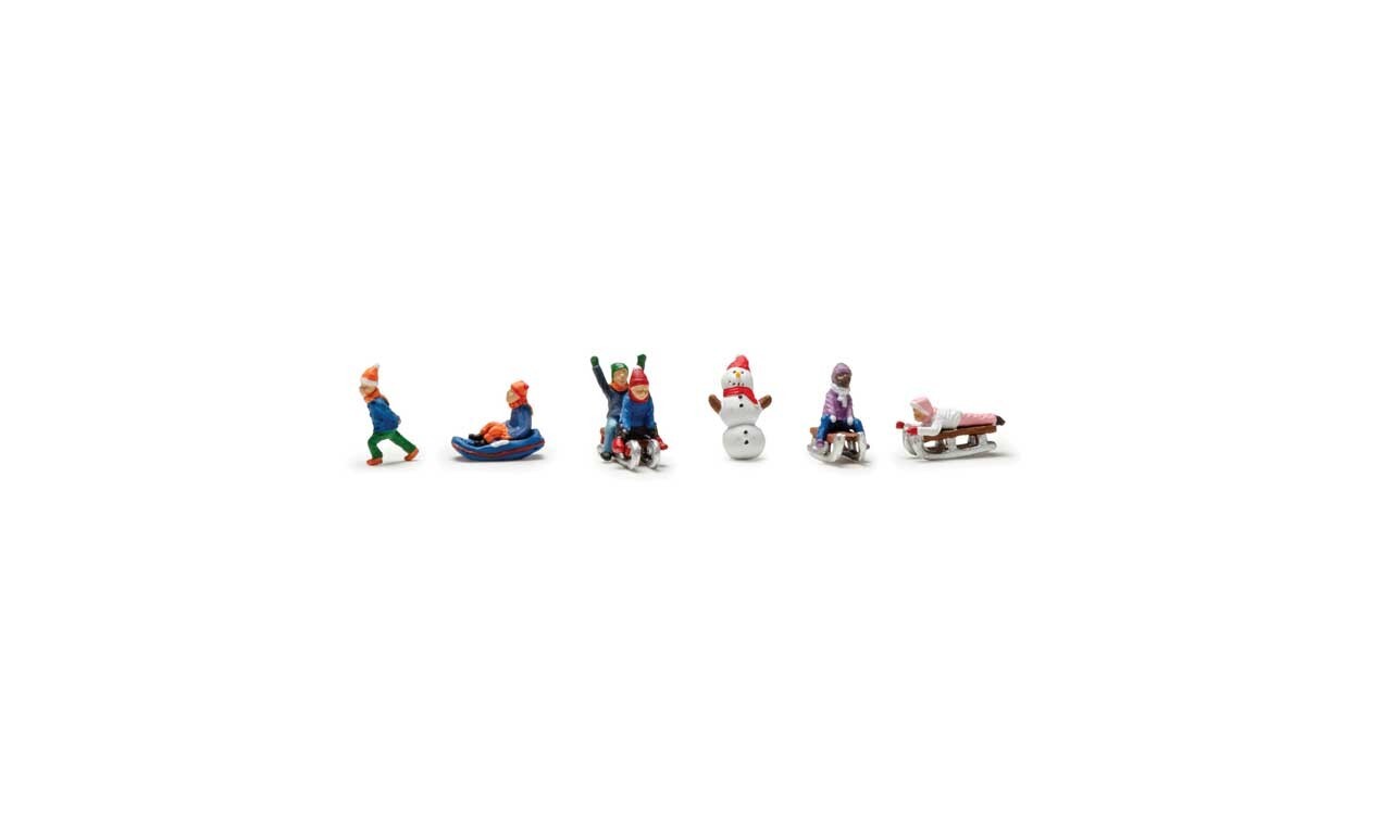 H0 Scale -- Woodland Children On Sleds With Snowman -- 1966 Neu