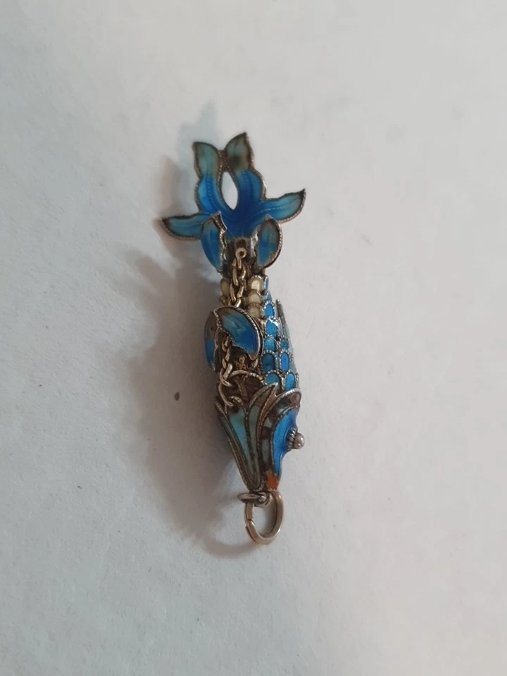 Ciondolo antico a forma di pesce in cloisonné Smaltato Celeste Filigr. Arg. 4cm - Immagine 4 di 4