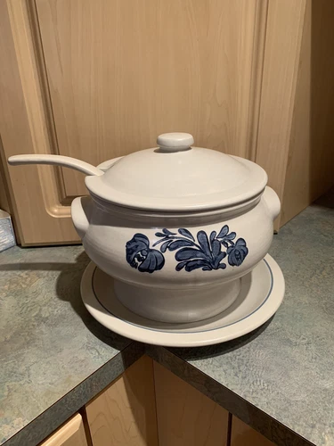 PFALTZGRAFF YORKTOWNE LARGE TUREEN serving SOUP BOWL w/ LID & LADLE W/ Plate